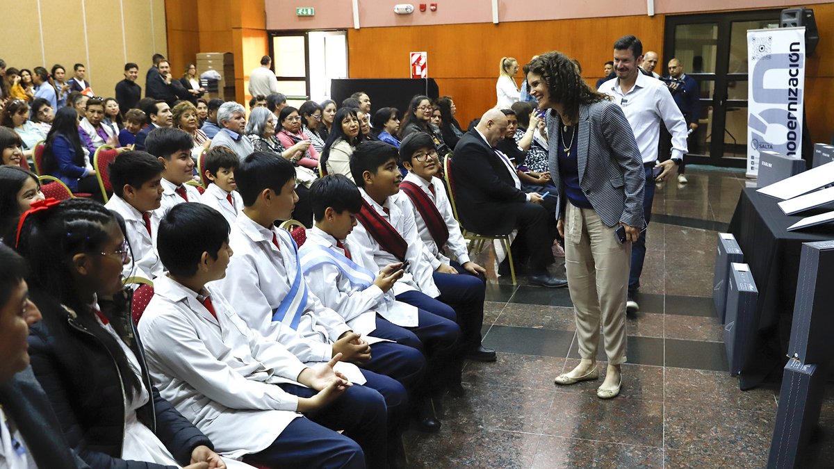 Conectividad satelital de alta velocidad para Escuelas rurales salteñas 📡

Desde el Ministerio de Educación y la Secretaría de Modernización, entregamos antenas satelitales de última generación destinadas a 194 escuelas rurales de distintos departamentos de la provincia.
🦾