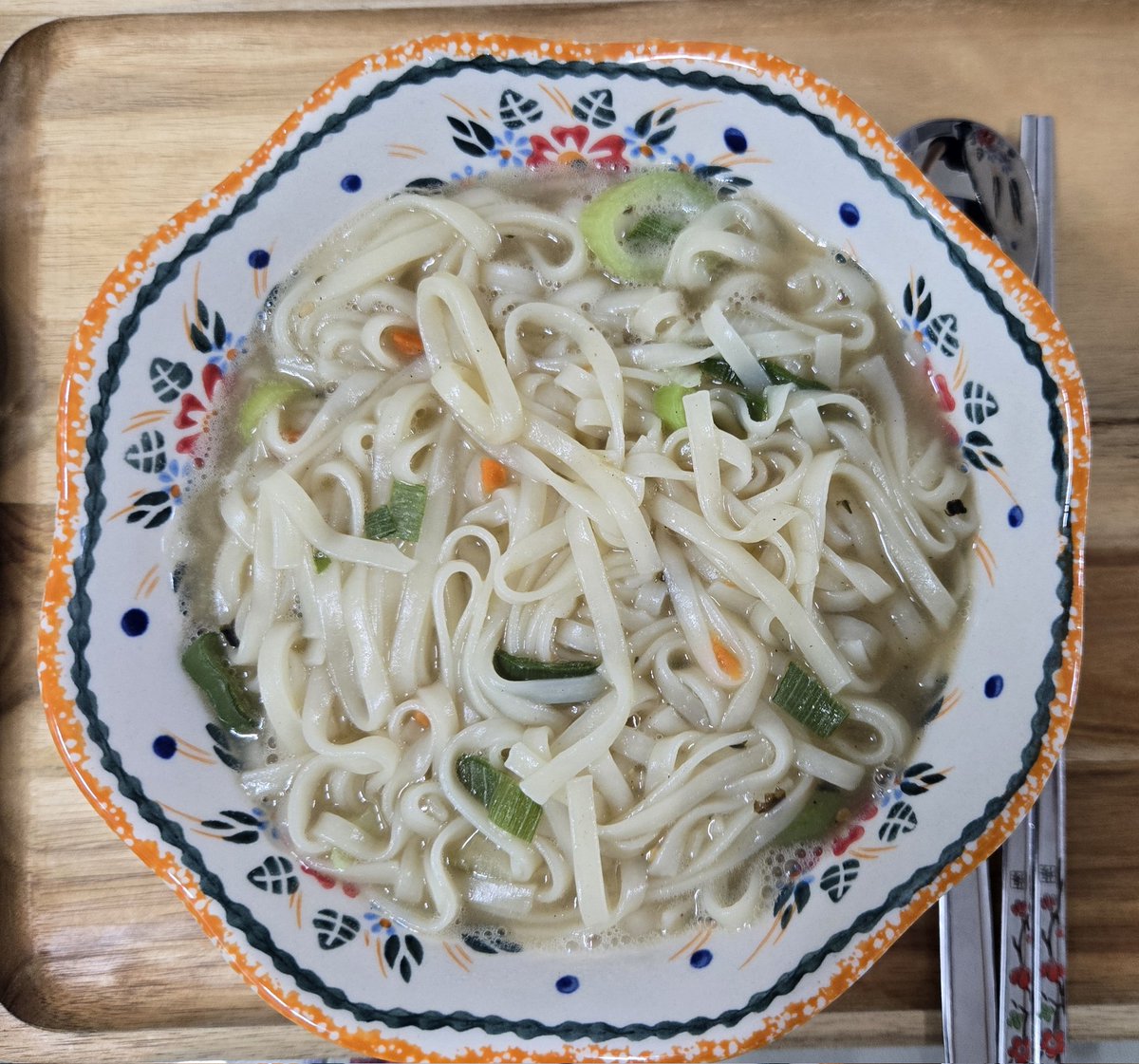 #청수식품 이벤트에 당첨되서 칼국수 2종류를 보내주심 라면처럼 끓이기만 하면 되는 간편조리인데 잘 익은 김치 석박지랑 먹으니 너무너무 맛있다 영하 날씨에 오들오들 떨다 먹으면 두 배는 더 맛있을 거 같음 😋😋