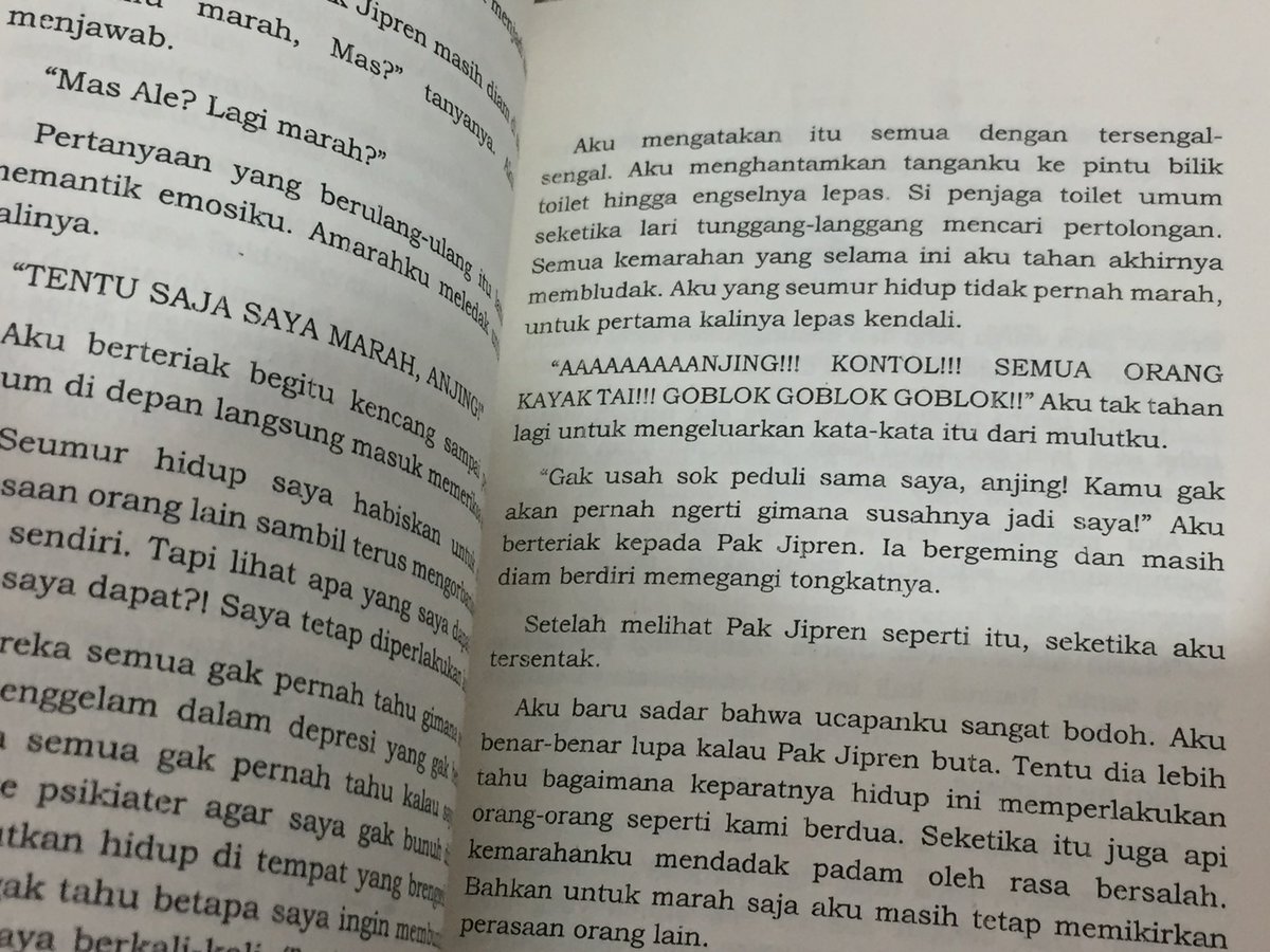 stro__oberi's tweet photo. hari ini aku kangen pojok kamarku dan kebetulan di luar lagi hujan :] jadi re-read [LAGI?!] ditemani playlist sepanjang masa https://t.co/yzazsOOgjG