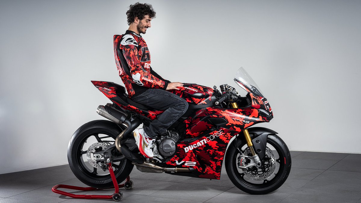 DucatiMotor's tweet photo. Pecco presents the new Panigale V2 FB63. https://t.co/uidGZXaLNG https://t.co/URYbDgUX3C