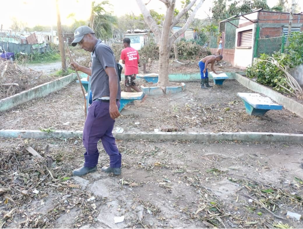 En el poblado El Cobre los trabajadores recuperan el SAF y se mantienen prestando servicios.
#FuerzaCuba #ComercioCuba