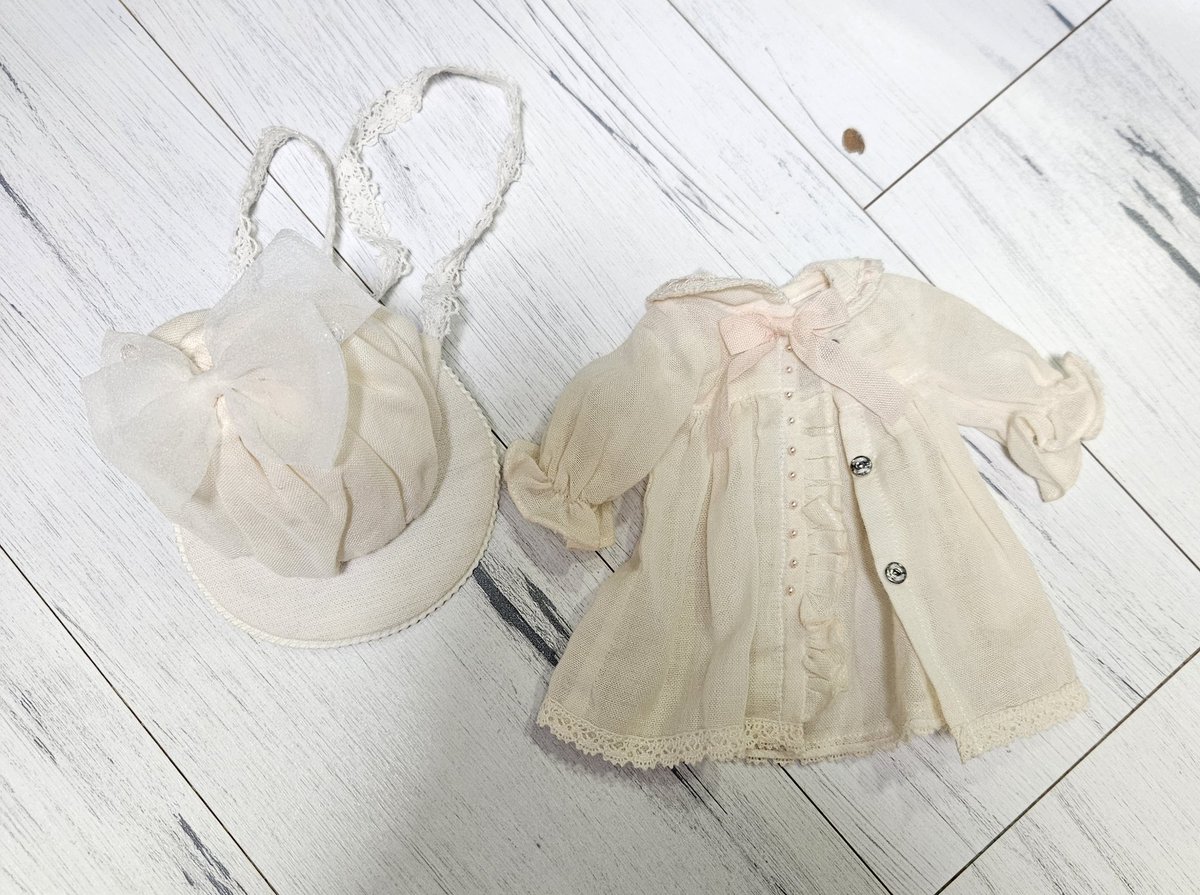 #트인덕장터 
USD 아리잠 보닛, 블라우스 택미포 일괄 2.0에 팝니다.
오래된 의상이라 하자가 많습니다.(특히 블라우스) 감안하여 구매 부탁드립니다.
궁금하신건 뎀 부탁드립니다~.