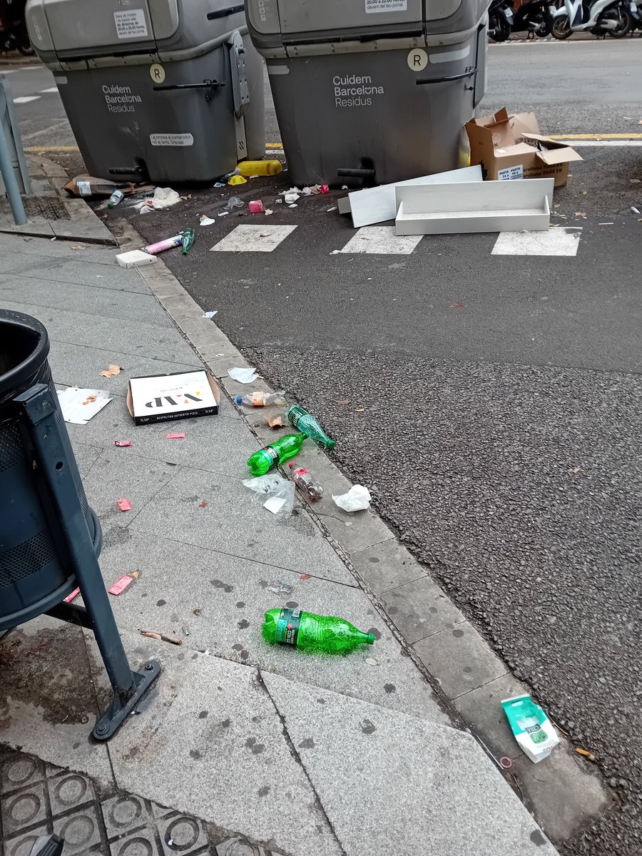 #SalvemCatalunya 
Cantonada Mallorca - Avgda. Diagonal 
Mentre la tifa narcisista <a href="/jaumecollboni/">Jaume Collboni</a> <a href="/bcn_ajuntament/">Ajuntament de Barcelona</a> es gasta 10 Milions d'euros dels ciutadans en una etapa de Tour.
Aquesta és la BCN socialista, progressista.... fàstic.