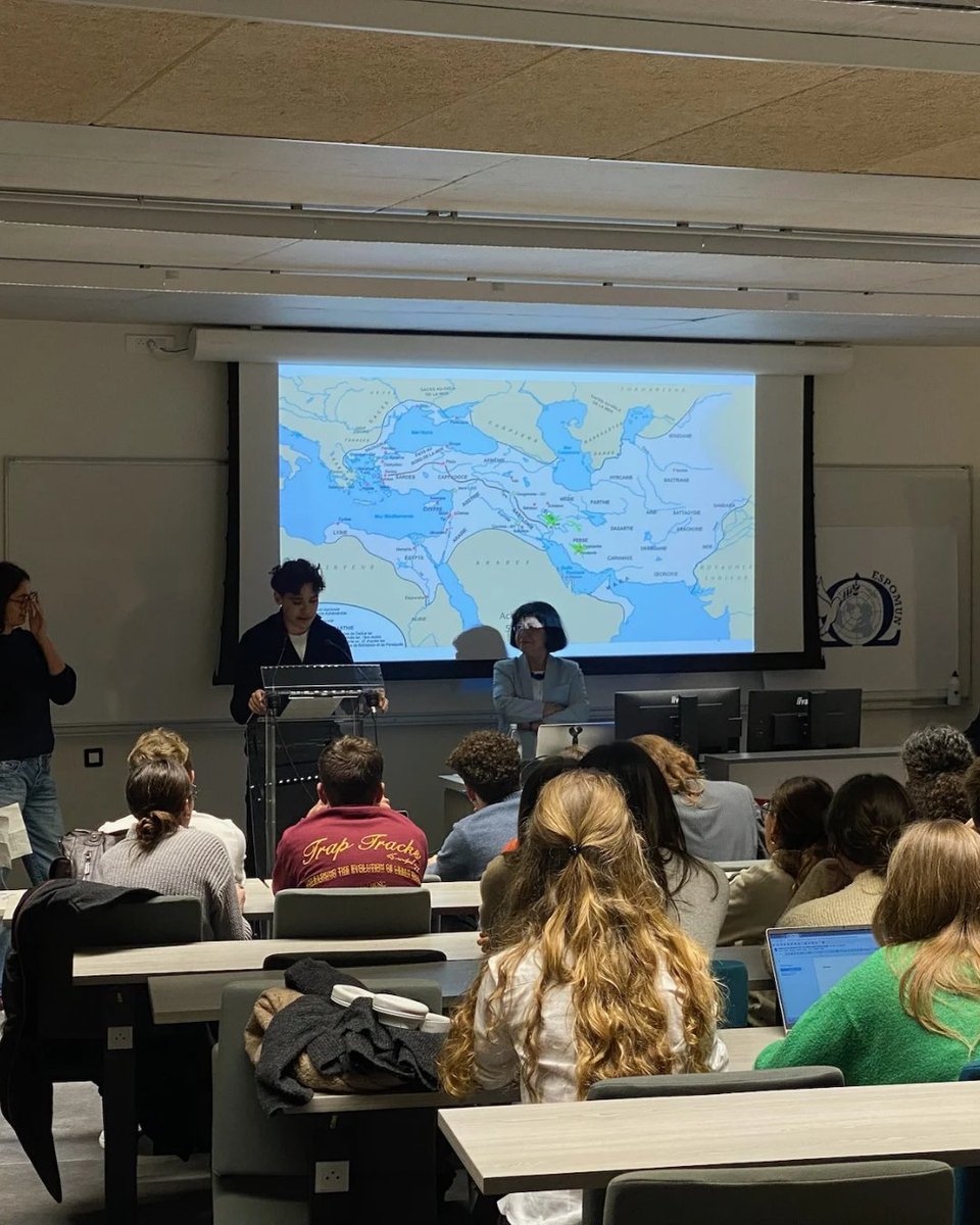 LabRepublique's tweet image. 📍 Lille – “Les conflits mondiaux négligés par les médias”

Lundi dernier, autour de @MarcSemo (journaliste spécialisé sur les questions internationales) et Fahimeh @robiolle, militante pour les droits des femmes en Iran et en Afghanistan, les échanges ont porté sur les conflits…