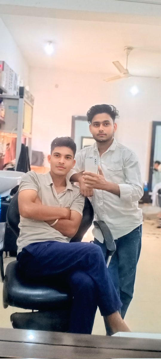indorias_'s tweet photo. Hamari dosti kuch ashi hii hai lala ham ek dusre se door rahkar kale or duble ho jate h love you bhai 🥱❤️❤️😀😀 https://t.co/XLRDMgPj7j