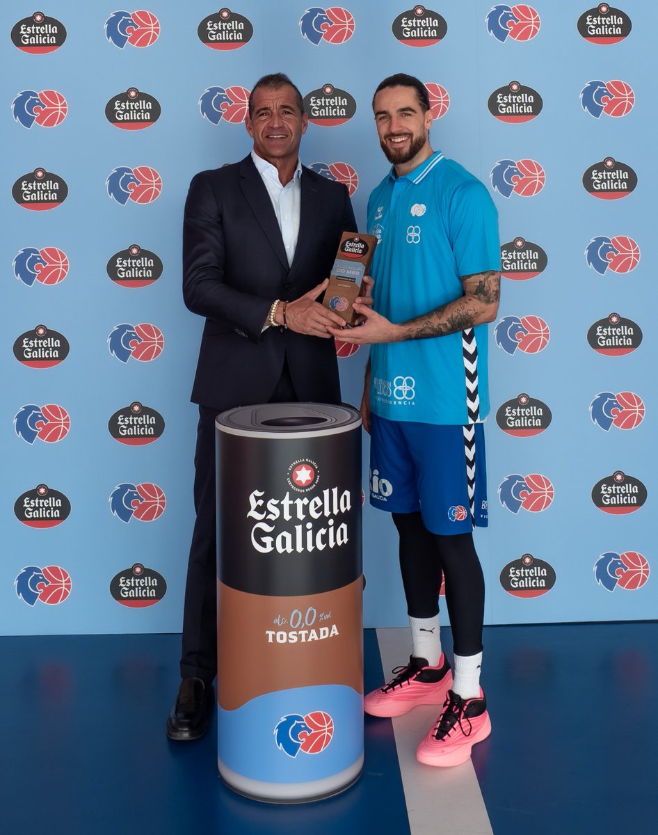 🏀 Francis Alonso, Xogador Estrella Galicia de outubro! 🍻
O malagueño do Río Breogán foi elixido pola afección tras un mes espectacular: 14 puntos de media, 45,5 % en triplas e 14,8 de valoración.
🤝A entrega fíxoa Pedro Gay, delegado de Hijos de Rivera en Lugo. 💪💙