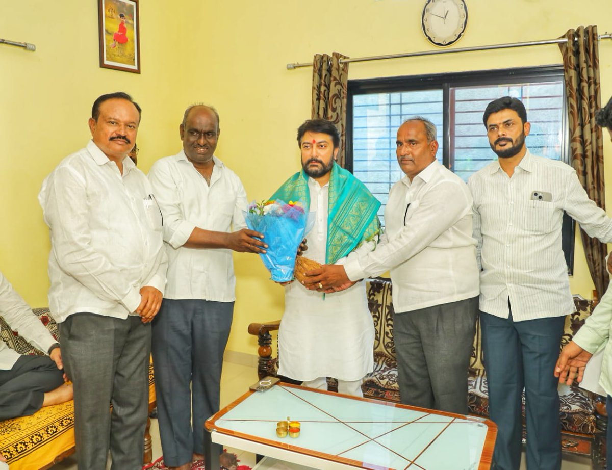 MeDeshmukh's tweet image. भातांगळी येथे श्री हणमंत गोकुळे यांच्‍या निवासस्‍थानी सदिच्छा भेट देवून गोकुळे परिवाराने केलेल्या सत्काराचा स्विकार केला.
.
.
#DhirajVilasraoDeshmukh #DhirajDeshmukh #LaturGramin #Latur #maharahstra