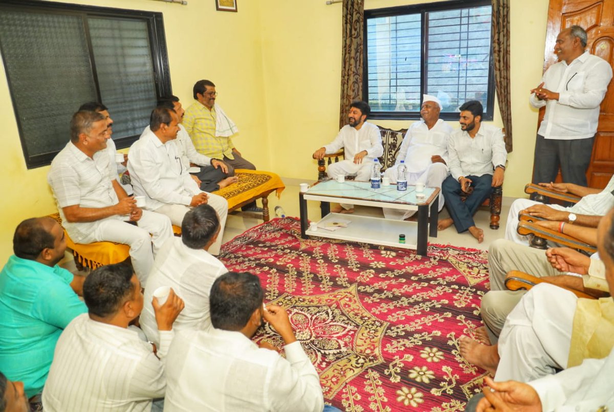 MeDeshmukh's tweet image. भातांगळी येथे श्री हणमंत गोकुळे यांच्‍या निवासस्‍थानी सदिच्छा भेट देवून गोकुळे परिवाराने केलेल्या सत्काराचा स्विकार केला.
.
.
#DhirajVilasraoDeshmukh #DhirajDeshmukh #LaturGramin #Latur #maharahstra