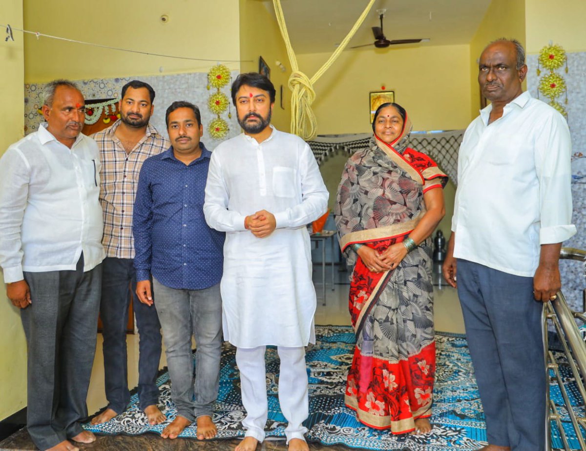 MeDeshmukh's tweet image. भातांगळी येथे श्री हणमंत गोकुळे यांच्‍या निवासस्‍थानी सदिच्छा भेट देवून गोकुळे परिवाराने केलेल्या सत्काराचा स्विकार केला.
.
.
#DhirajVilasraoDeshmukh #DhirajDeshmukh #LaturGramin #Latur #maharahstra