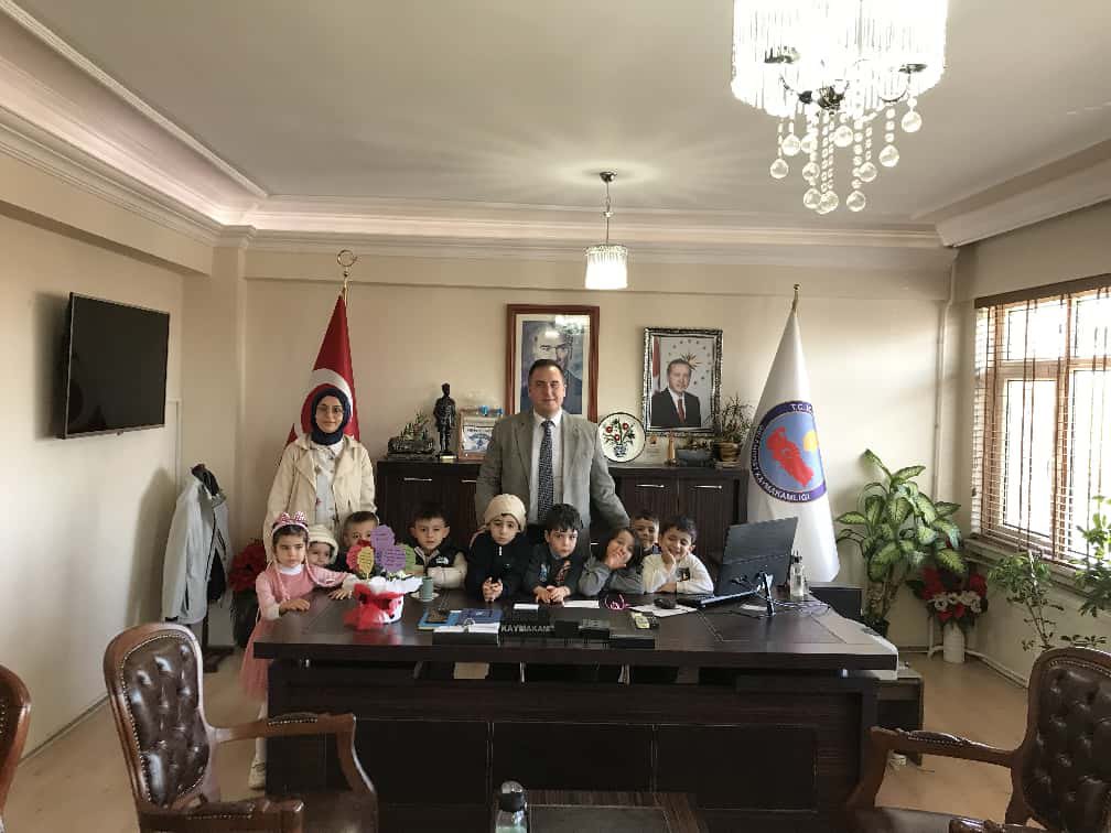 İlçe Müftülüğümüz bünyesinde gerçekleştirilen 4-6 yaş Kur'an Kursu öğrencilerimizi ve değerli öğretmenimiz Ayşenur Mart'ı Kaymakamlığımızda misafir ettik. 

Değerli öğretmenimize ve sevgili öğrencilerimize başarılar diliyoruz.