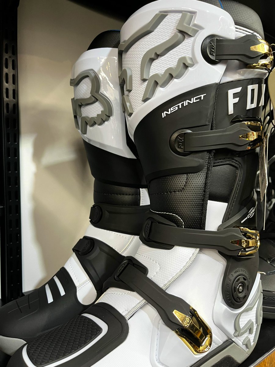 26モデルのFOXが
たくさん入荷しました🦊🦊👏

ゴーグルにグローブも
Newカラーが続々と入荷しています！🌈

フレックスエアーウエアも入荷しています🙆🏻‍♀️

どれも可愛くて！そしてかっこよくて！
コーディネートに悩みそう🥹🫶🏻🌟
#ダープラ柏 #ダートバイクプラス柏 #Fox