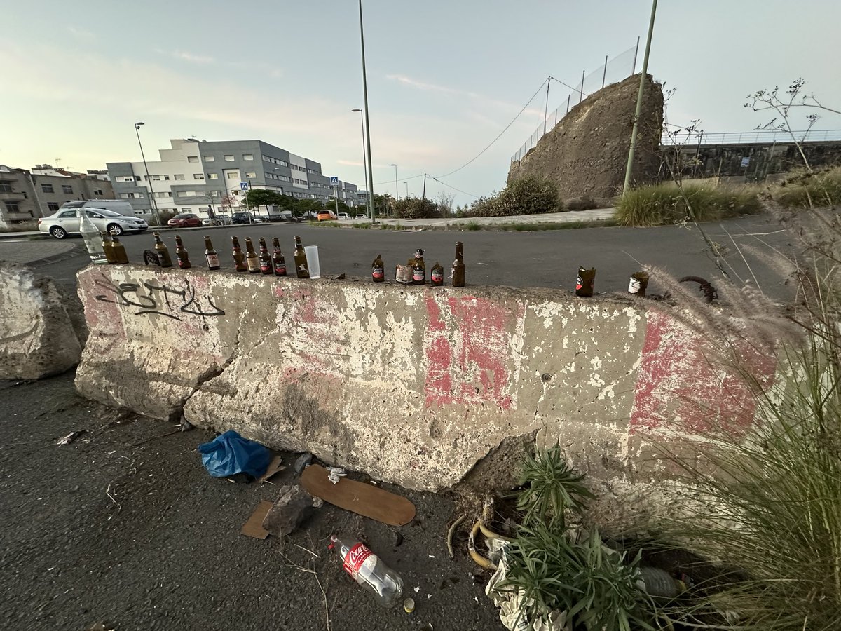 🔴 BIENVENIDOS AL BAR <a href="/AlmatricheBajo/">Almatriche_bajo</a>. Ven a disfrutar todas las noches de barra libre, música a alto volumen, gritos y peleas. Se aceptan grupos grandes, carreras de coches y sustancias prohibidas. Todo bajo el control de <a href="/Josuio/">Josué Íñiguez Ollero 🌹</a> y <a href="/policia/">Policía Nacional</a>