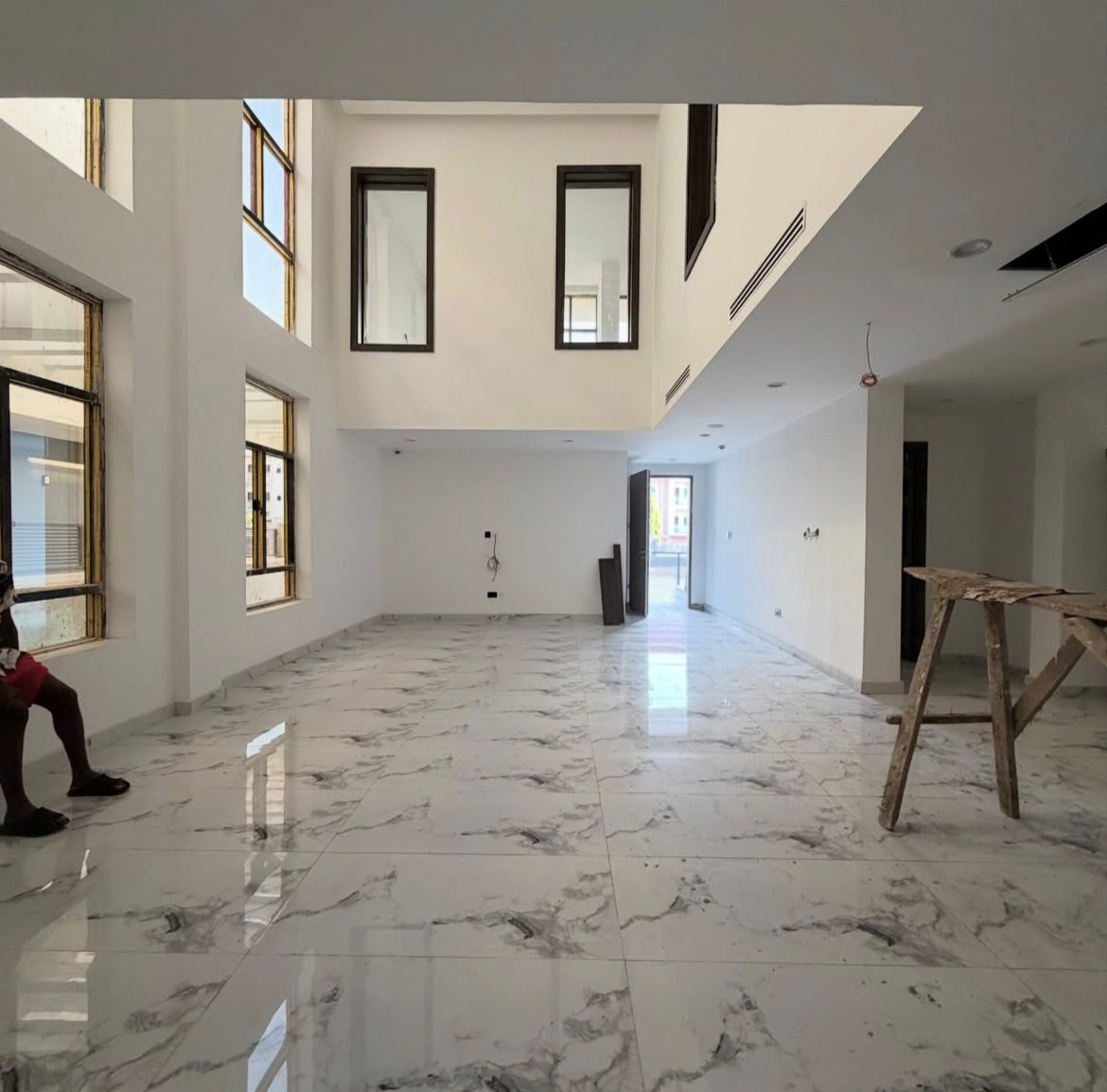 PapiTalk2papi's tweet image. New listing
Newly constructed 6bedrooms fully detached villas with EV Charging point,a maid room and a privately fenced compound available for sale.

Location: Guzape - Abuja

Price: N950M