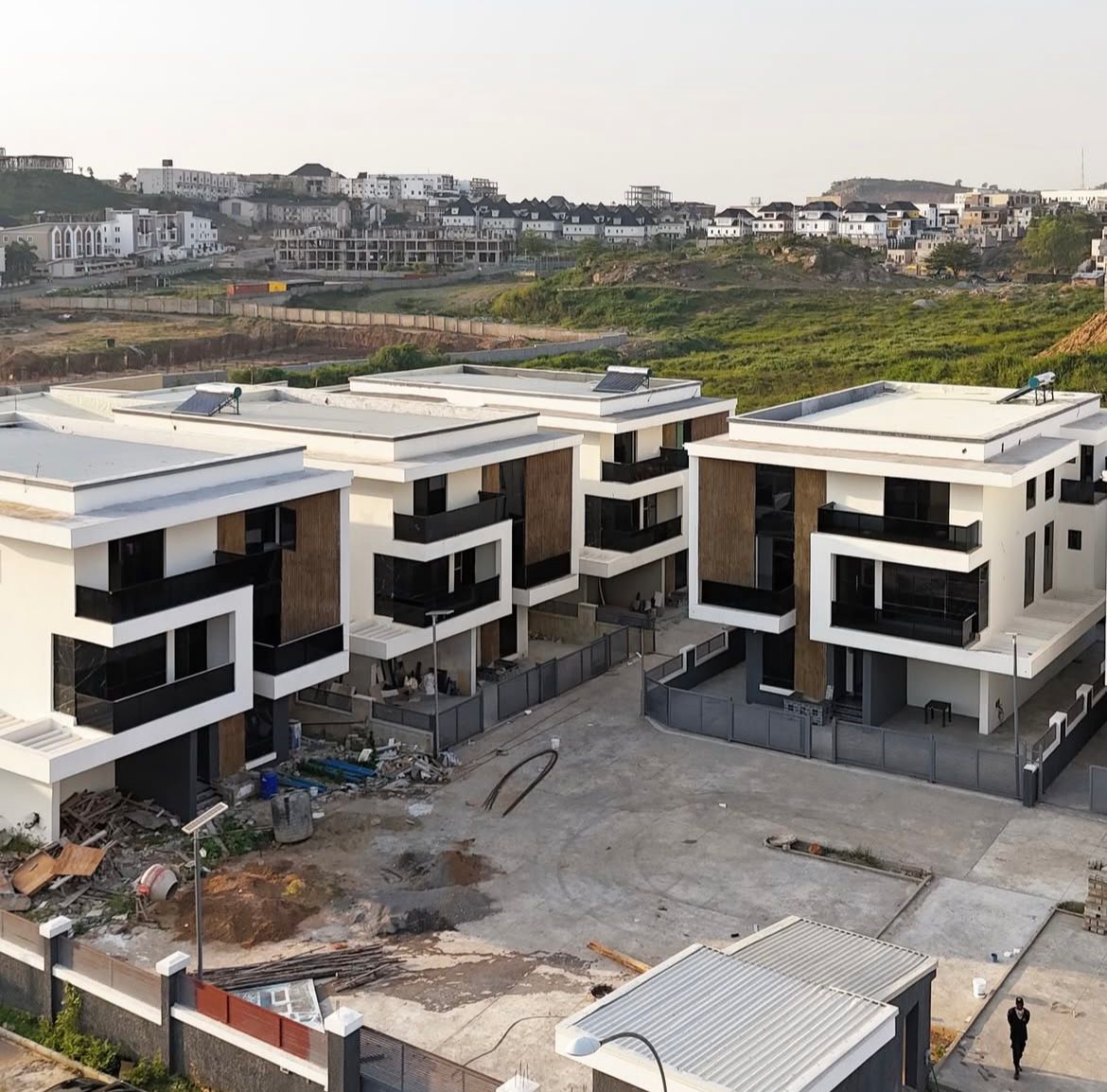 PapiTalk2papi's tweet image. New listing
Newly constructed 6bedrooms fully detached villas with EV Charging point,a maid room and a privately fenced compound available for sale.

Location: Guzape - Abuja

Price: N950M