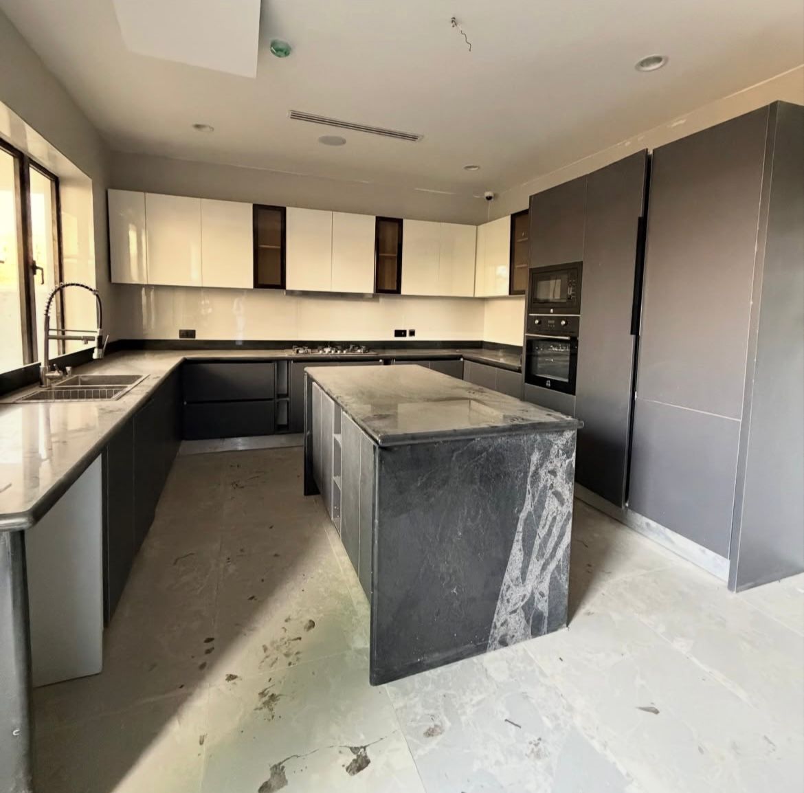 PapiTalk2papi's tweet image. New listing
Newly constructed 6bedrooms fully detached villas with EV Charging point,a maid room and a privately fenced compound available for sale.

Location: Guzape - Abuja

Price: N950M