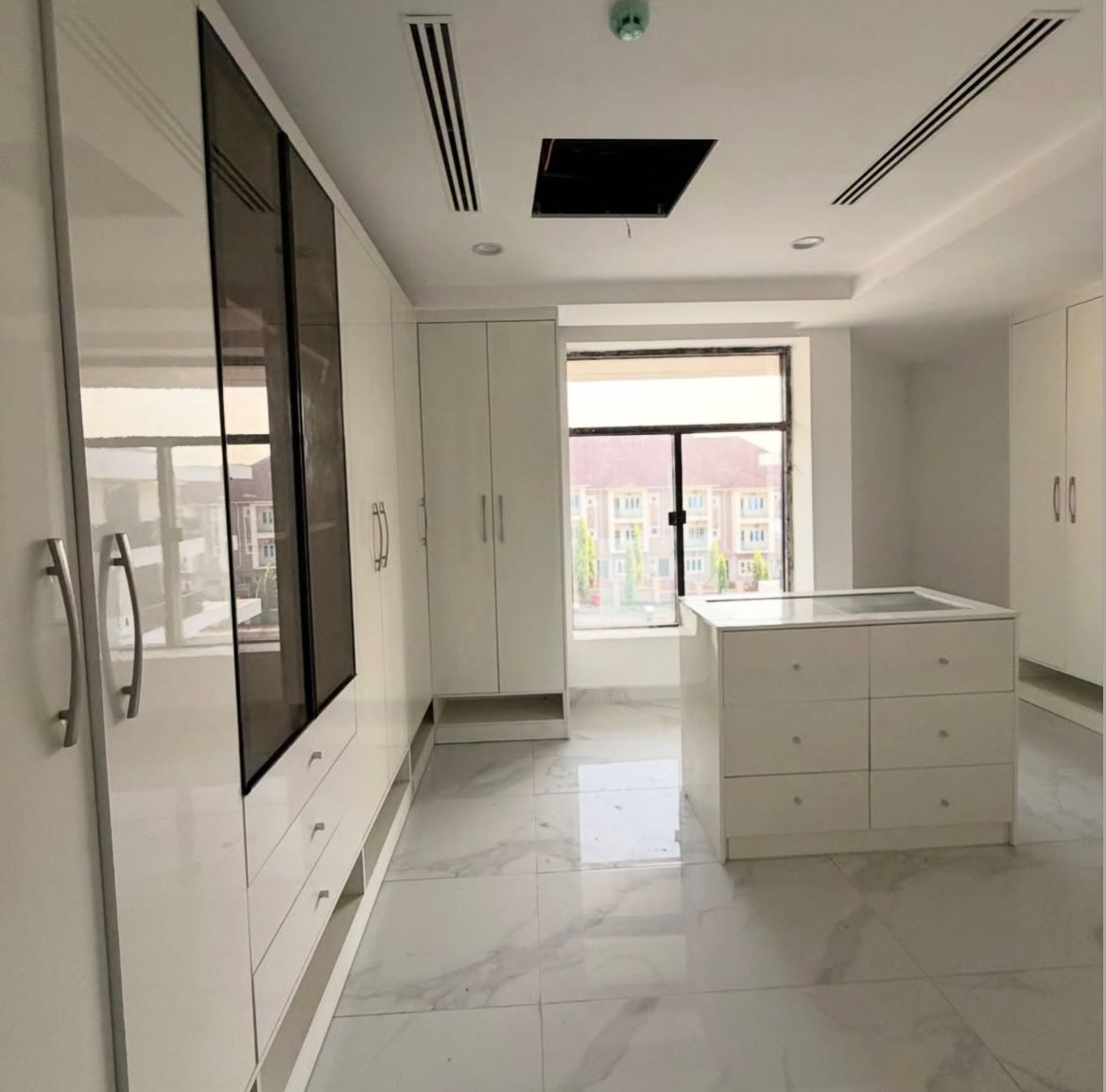 PapiTalk2papi's tweet image. New listing
Newly constructed 6bedrooms fully detached villas with EV Charging point,a maid room and a privately fenced compound available for sale.

Location: Guzape - Abuja

Price: N950M