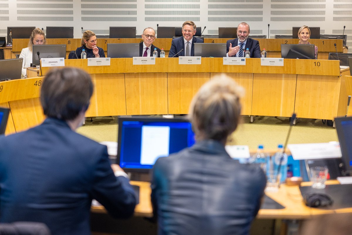 Auftakt der Arbeitsgruppe „Zukunft und Reformen der <a href="/Calrenet/">CALRE</a>“ – unter Leitung von I. Vizepräsident <a href="/TobiasReissMdL/">Tobias Reiß</a> &amp; mit Besuch von <a href="/ManfredWeber/">Manfred Weber</a>! Die AG hat zum Ziel, die Konferenz der Regionalparlamente effizienter &amp; sichtbarer aufzustellen. Mehr dazu: bayern.landtag.de/aktuelles/pres…