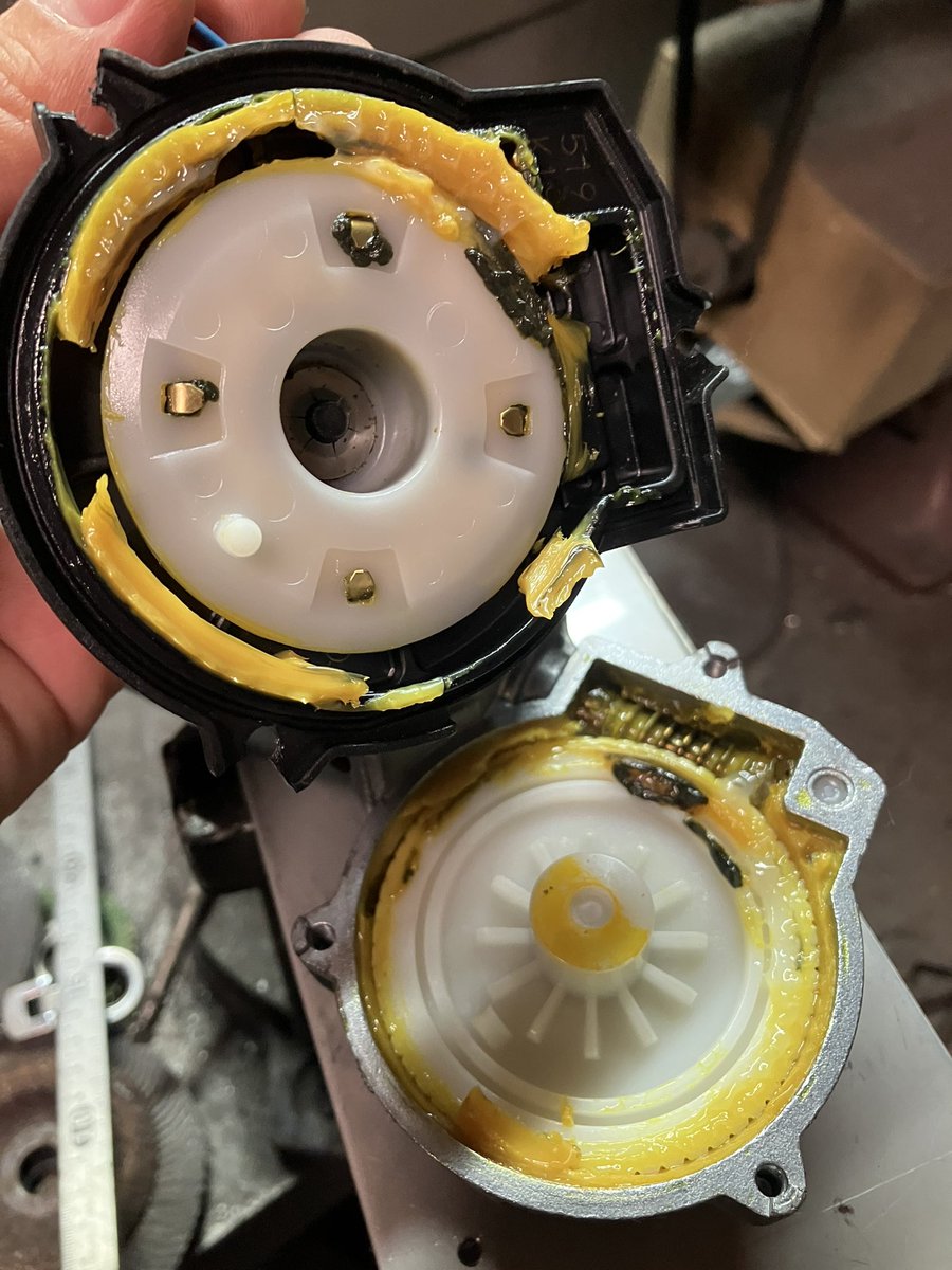 yokoyama_anchor's tweet image. ワイパーモーターの臓物