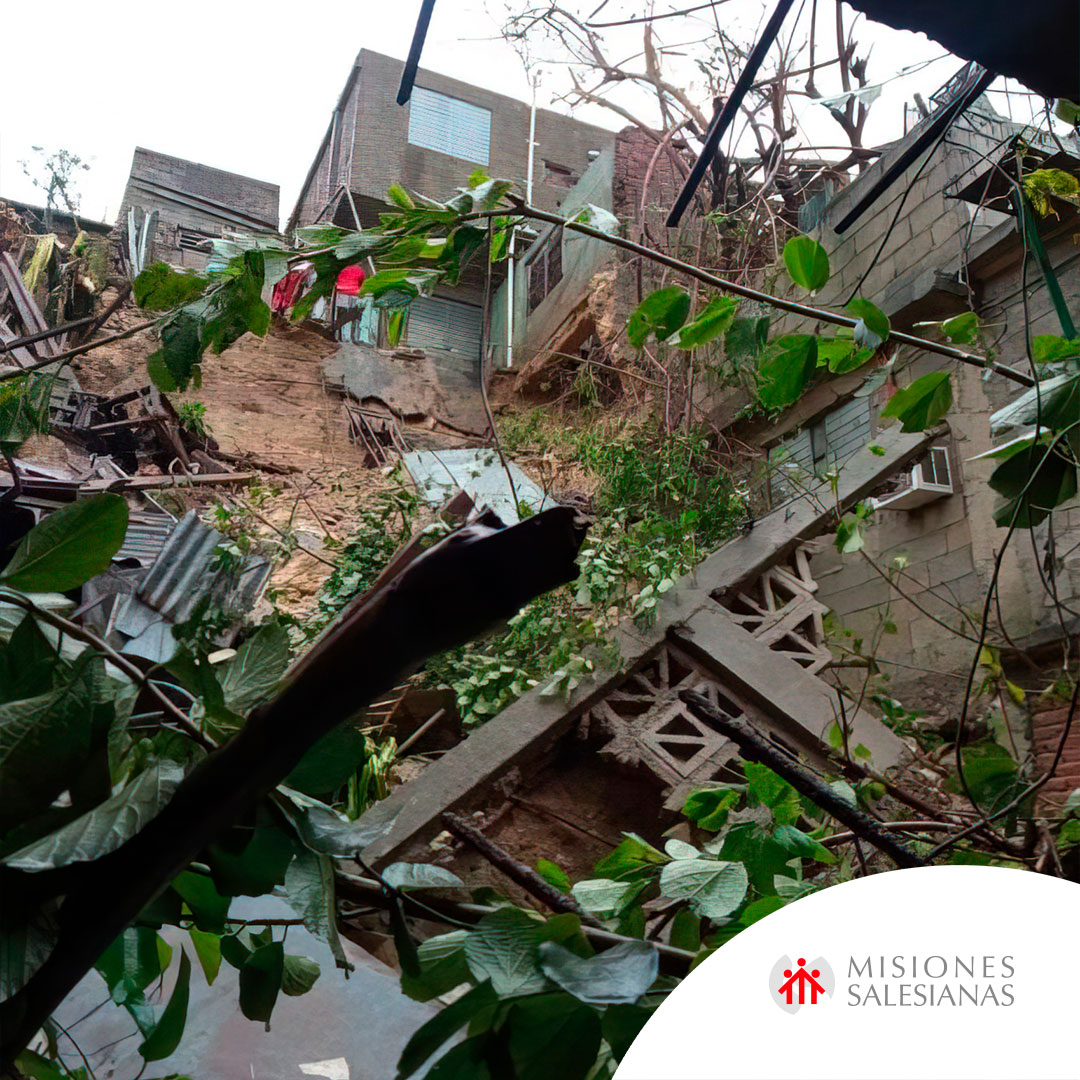 MSalesianas's tweet image. #NoticiaMS | El huracán Melissa deja viviendas dañadas y servicios interrumpidos. Los misioneros salesianos ya atienden a la población y evalúan las necesidades urgentes: agua, alimentos, kits de higiene, ropa...  
Más 👉 f.mtr.cool/oxsfnnnyqc