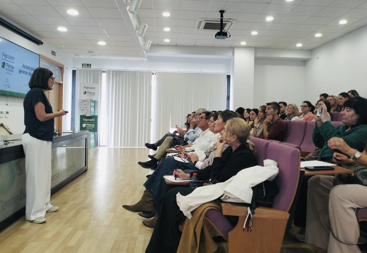 feproami's tweet image. ✔️Hoy hablamos de apoyos que ayudan a vivir con respeto y dignidad 
🍀Gracias a Ana Carratalá, directora de @csanrafael_alc