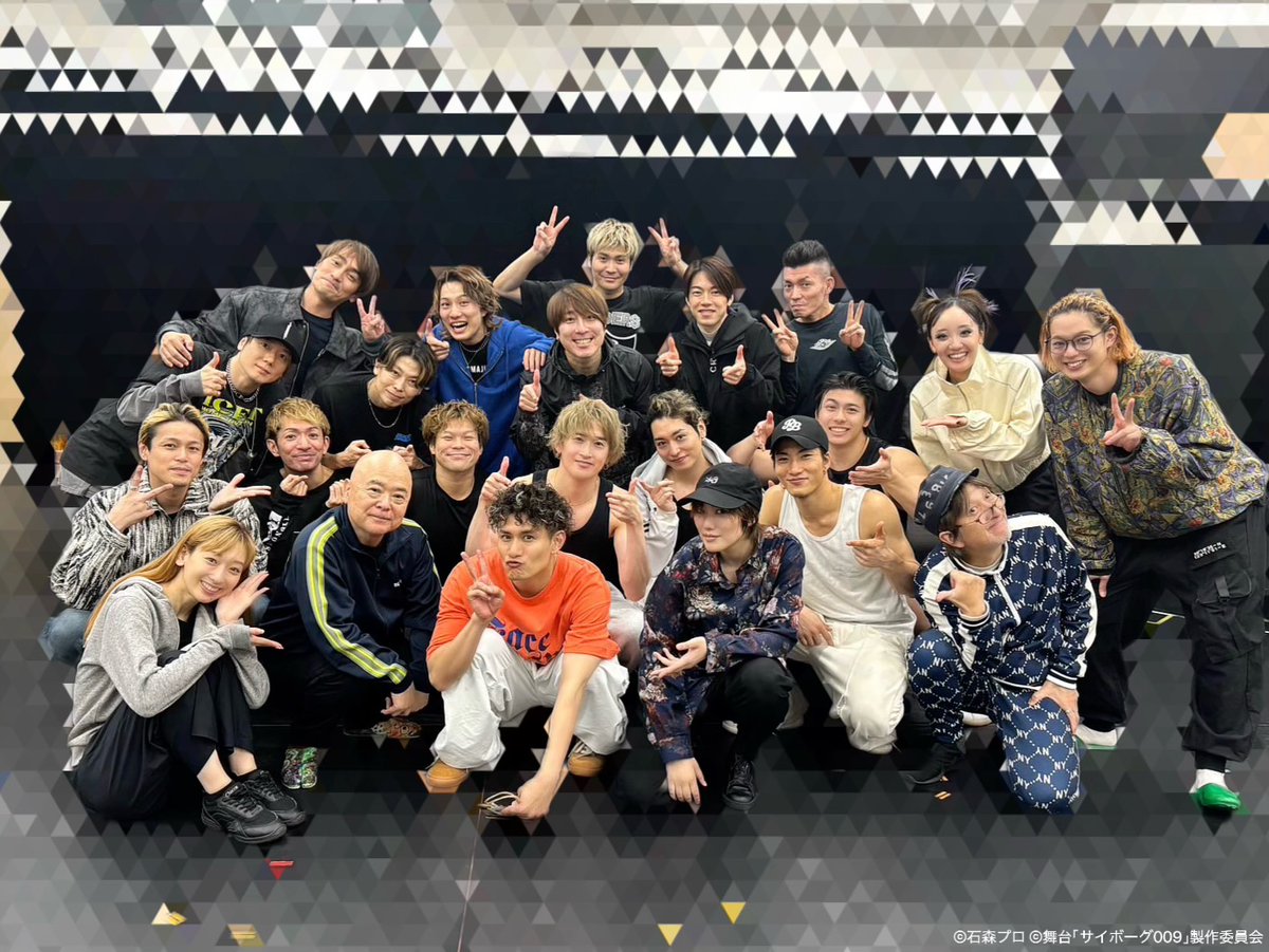 舞台「サイボーグ009 -13番目の追跡者-」

本日、11月5日は
008／ピュンマ役のToyotakaさんのバースデー🎂
みんなでお祝いをしました🎉

舞台では、Toyotakaさんの身体能力＆プロジェクションマッピングで自由自在に水を操ります🌊
ピュンマの活躍をお楽しみに✨
#舞台009

🎫l-tike.com/cyborg009-the-…