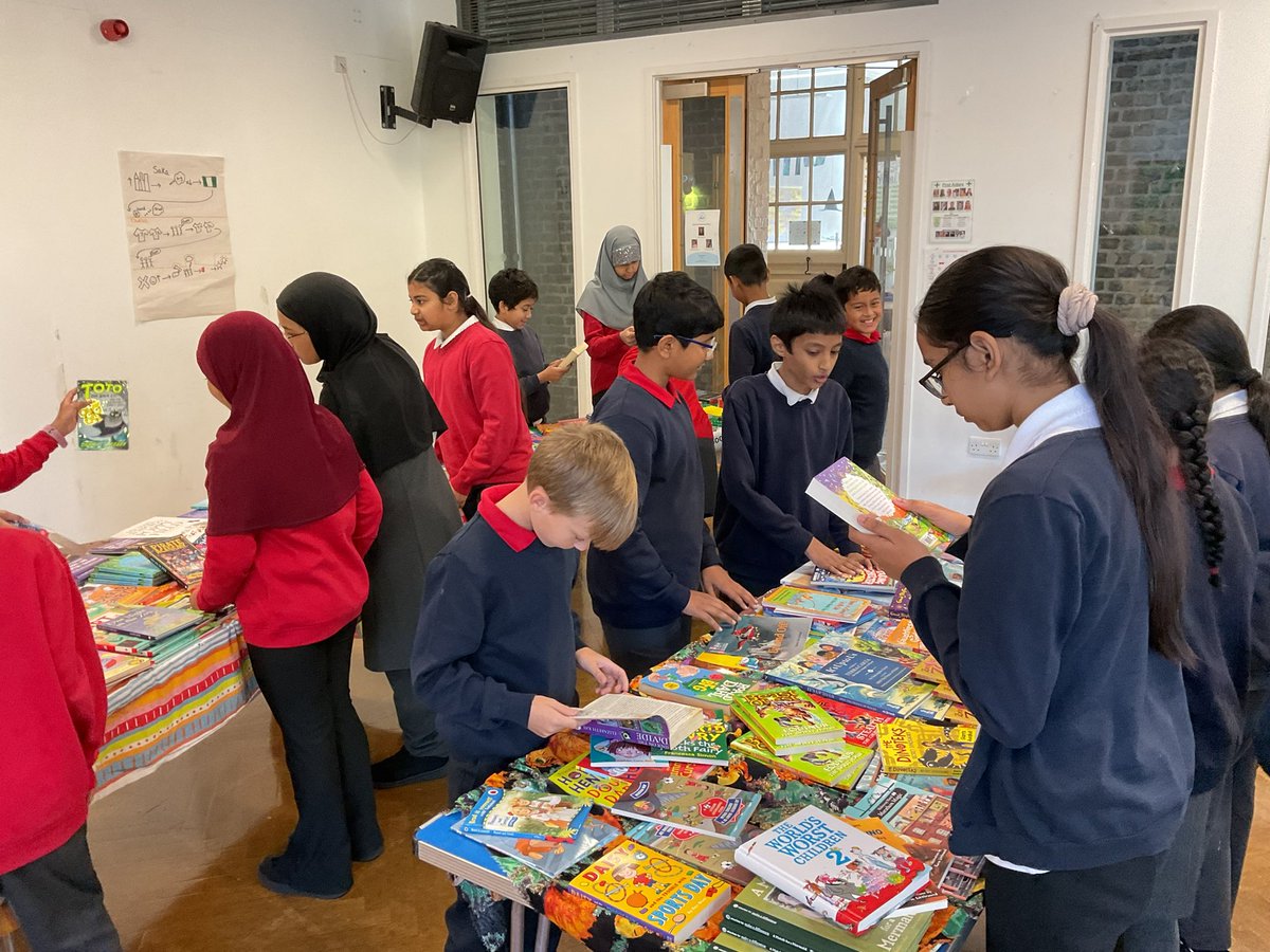 MayflowerSch's tweet photo. @lonbookproject Year 6 enjoyed picking out books from the #childrensbookproject So many exciting stories to explore! https://t.co/5iq7xSqdMd