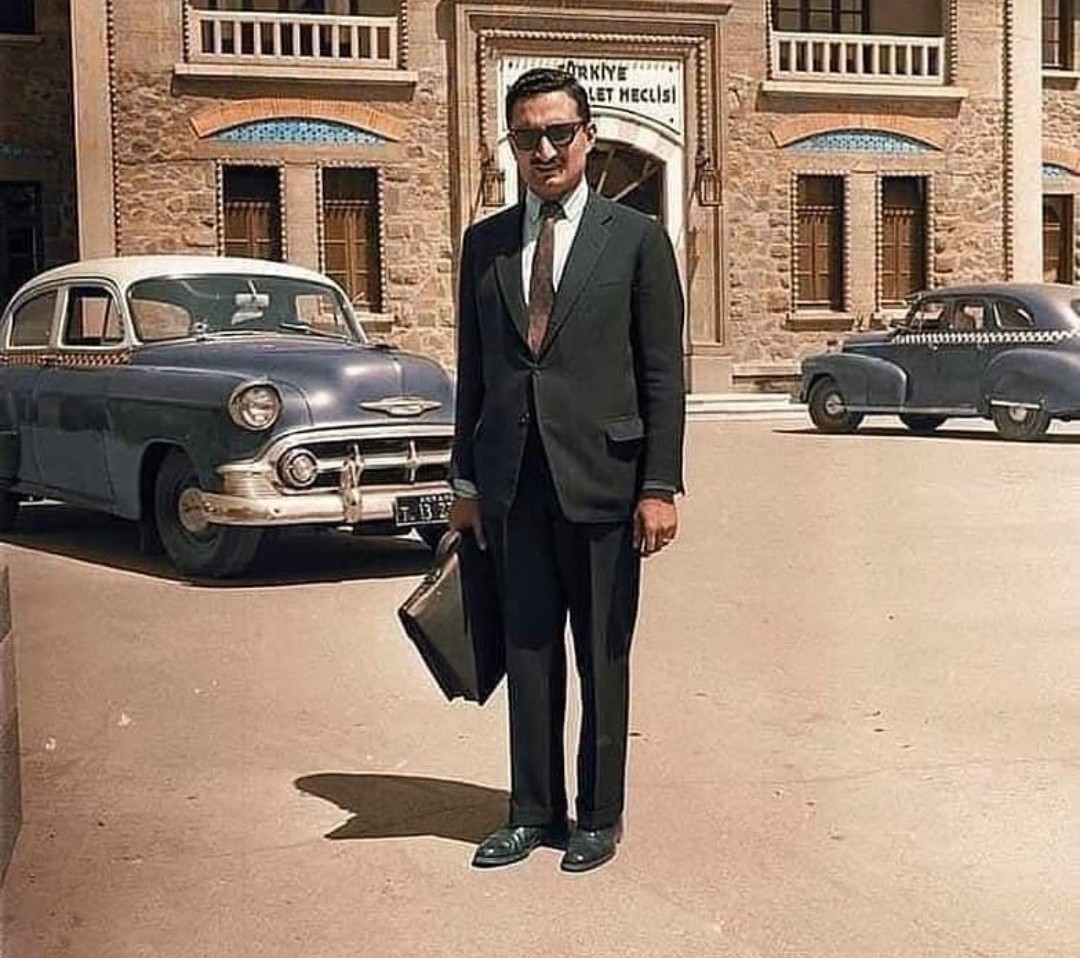 "Namuslu bir hikayen varsa, seni kimse satın alamaz."

Bülent Ecevit