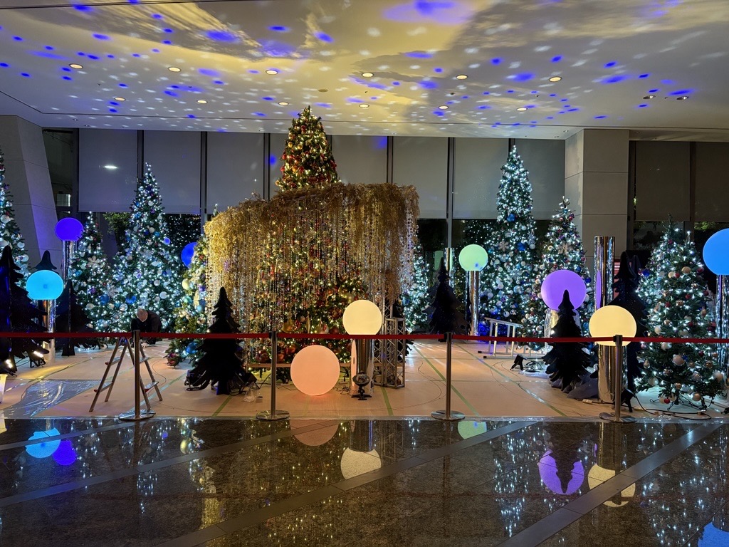 今夜はスーパームーン🌕

満月のようなライトも飾っている「クリスマス エリア」は「Starlight of Love」をテーマにしています🎄

１１月８日（土）より公開ですので、どうぞご期待ください✨

詳細はこちら👉
tokyo.grand.hyatt.co.jp/restaurants/re…