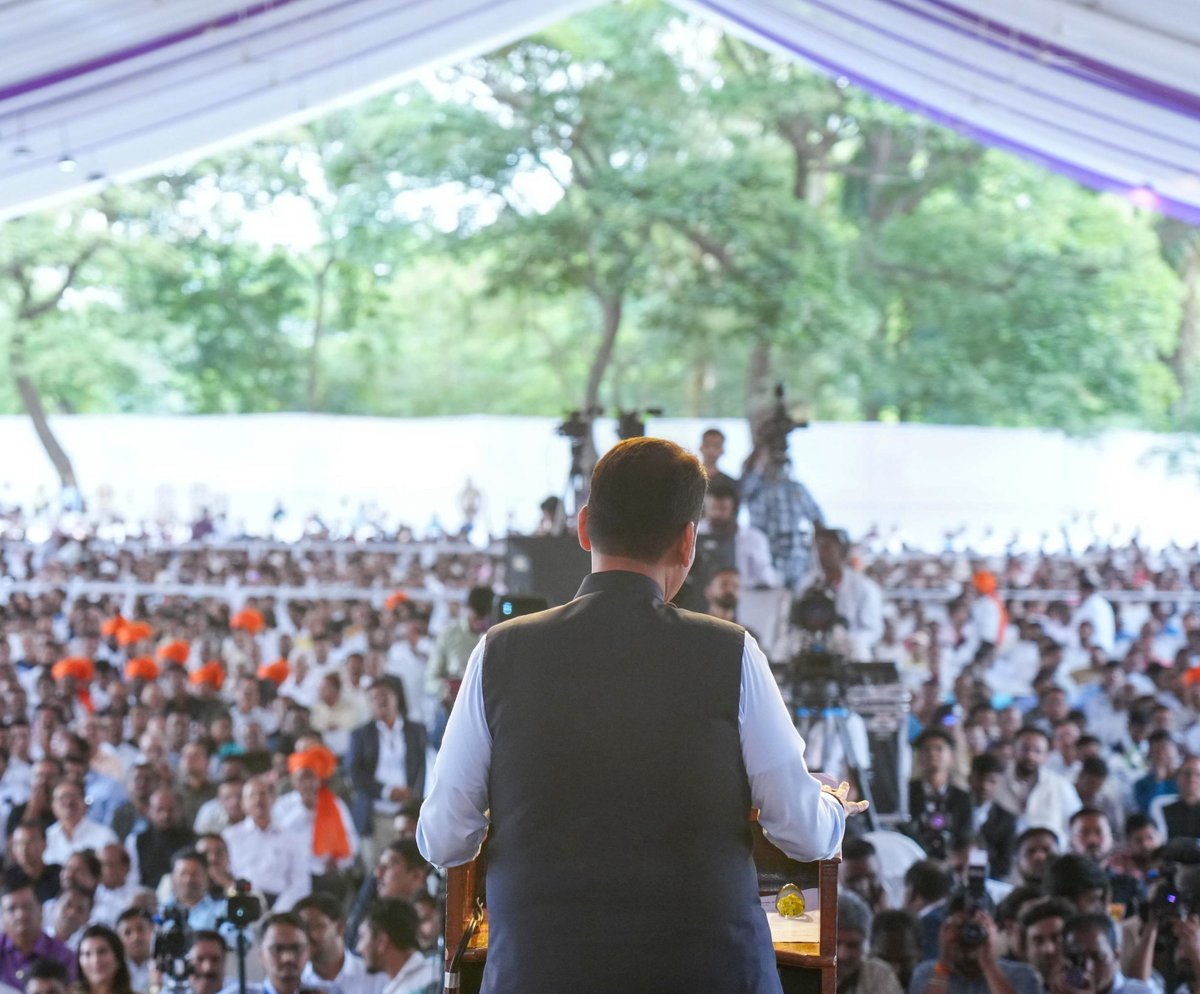 CMOMaharashtra's tweet image. 🔸CM Devendra Fadnavis at the &apos;Patramaharshi, Padma Shri Dr. Pratapsinh G. Jadhav SahastraChandraDarshan Sohala&apos; and the release of the autobiography &apos;Sinhayan&apos;.
Legislative Council Chairman Prof Ram Shinde, Assembly Speaker Adv Rahul Narwekar, DCM Eknath Shinde, DCM Ajit Pawar,…
