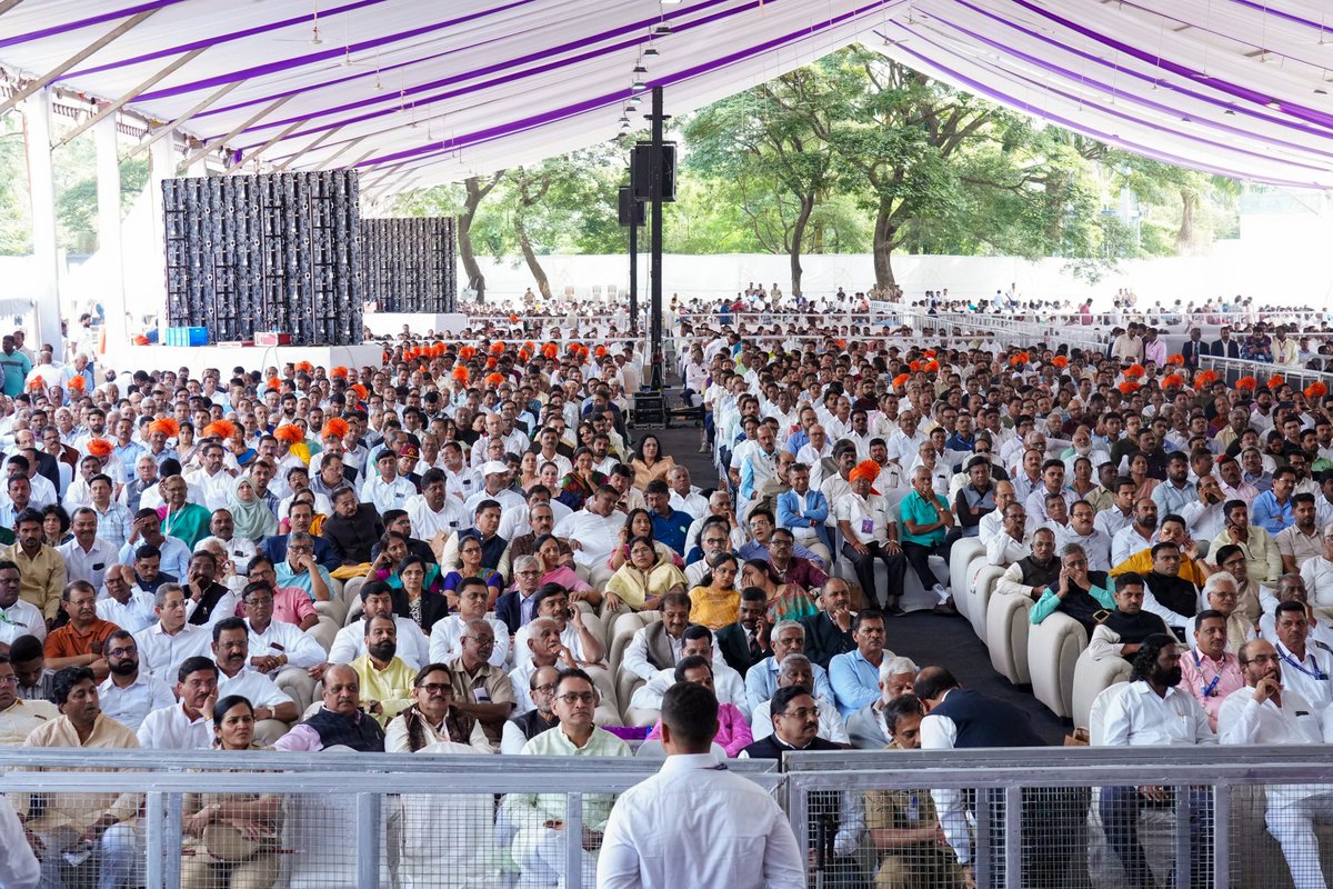 CMOMaharashtra's tweet image. 🔸CM Devendra Fadnavis at the &apos;Patramaharshi, Padma Shri Dr. Pratapsinh G. Jadhav SahastraChandraDarshan Sohala&apos; and the release of the autobiography &apos;Sinhayan&apos;.
Legislative Council Chairman Prof Ram Shinde, Assembly Speaker Adv Rahul Narwekar, DCM Eknath Shinde, DCM Ajit Pawar,…