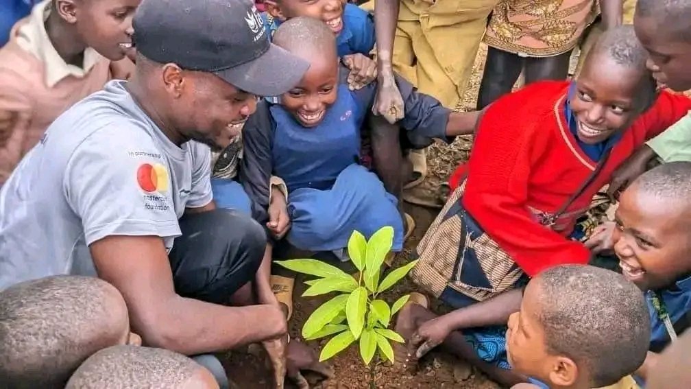 Nsengim12479693's tweet image. Let’s plant trees and take good care of them so they grow well. They are a legacy for future generations, a way to protect the environment, fight soil erosion, and promote the well-being of our communities. 🌳