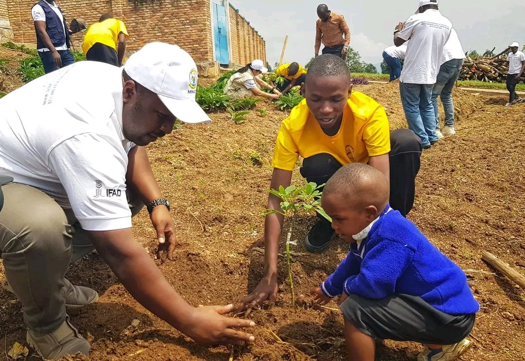 Nsengim12479693's tweet image. Let’s plant trees and take good care of them so they grow well. They are a legacy for future generations, a way to protect the environment, fight soil erosion, and promote the well-being of our communities. 🌳