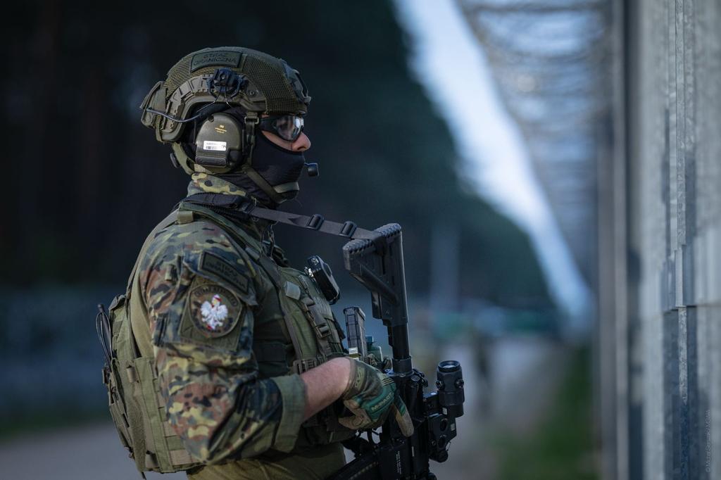 🚧 Próby oszustw na granicy nie ustają. Cudzoziemcy coraz częściej szukają nowych sposobów, by przedostać się do Polski: podszywają się pod inne osoby🫆, fałszują dokumenty 🪪, próbują omijać odprawy, a nawet prowokują niebezpieczne sytuacje❗.

W ostatnich dniach funkcjonariusze