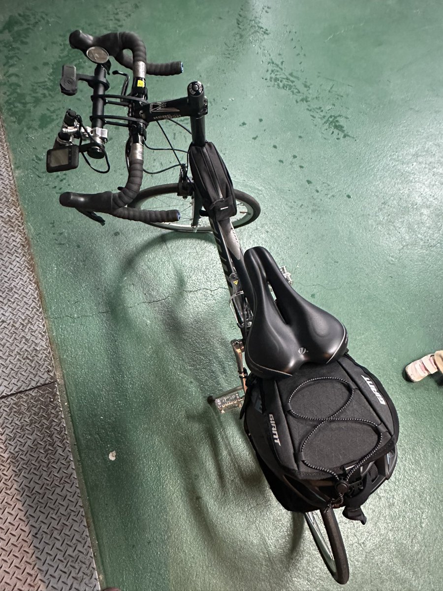 ringo_man's tweet photo. 通勤に使う自転車とりあえず完成やね。
あとハンドルは変えてみたいけど。

#GIANT #idiom #idiom0 #ロードバイク　#ミニベロ　#通勤快速 https://t.co/uMDXQui99o