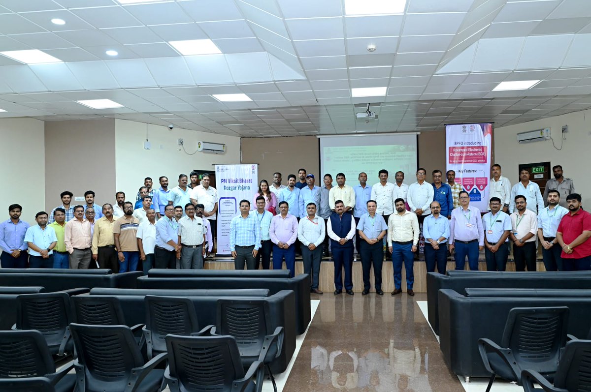 rcfkisanmanch's tweet image. दिनांक 04.11.2025 को #RCF थल इकाई में कर्मचारी भविष्य निधि संगठन (EPFO) क्षेत्रीय कार्यालय, वाशी द्वारा भविष्य निधि अधिनियम के अंतर्गत लाभ तथा प्रधानमंत्री विकसित भारत रोजगार योजना, पुनर्गठित ईसीआर व रोजगार पंजीकरण अभियान 2025  पर ठेकेदारों और श्रमिकों के लिए जागरूकता सत्र का सफल…