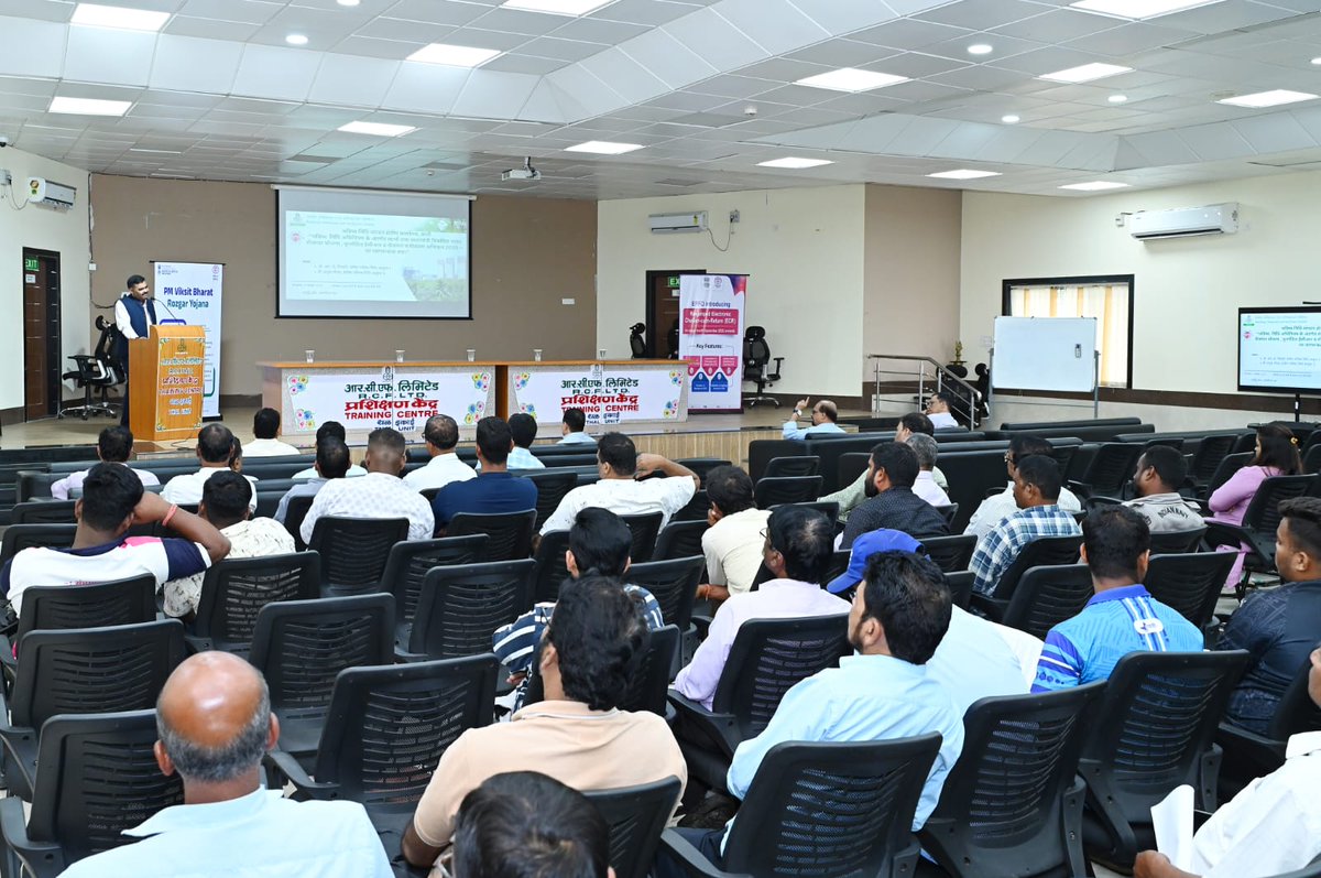 rcfkisanmanch's tweet image. दिनांक 04.11.2025 को #RCF थल इकाई में कर्मचारी भविष्य निधि संगठन (EPFO) क्षेत्रीय कार्यालय, वाशी द्वारा भविष्य निधि अधिनियम के अंतर्गत लाभ तथा प्रधानमंत्री विकसित भारत रोजगार योजना, पुनर्गठित ईसीआर व रोजगार पंजीकरण अभियान 2025  पर ठेकेदारों और श्रमिकों के लिए जागरूकता सत्र का सफल…