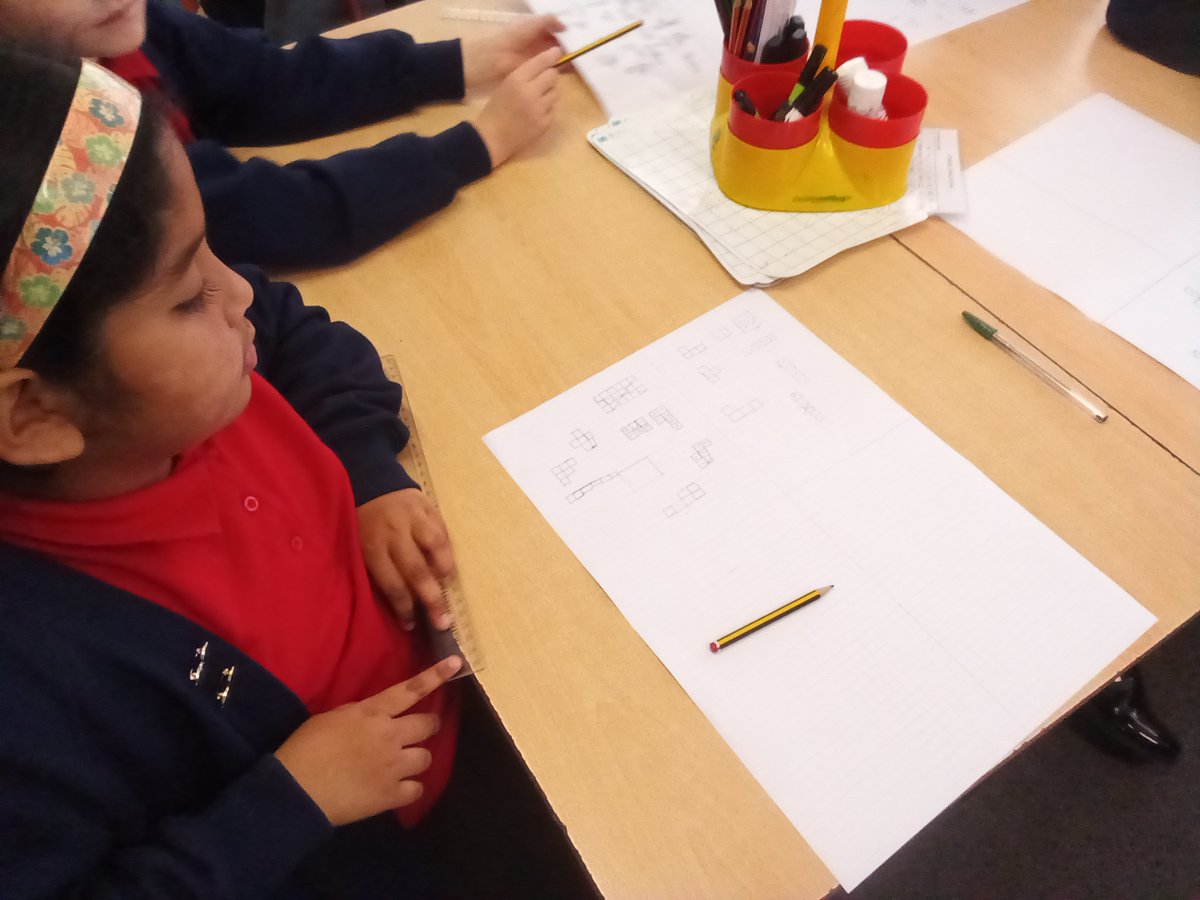 Daffodils are investigating how to create rectilinear shapes using a systematic approach! <a href="/WBJJuniorSchool/">William Barcroft Junior School</a>