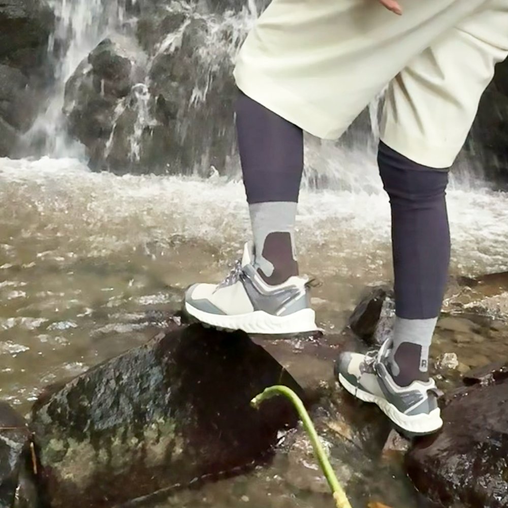 bauerfeind_ps's tweet photo. ぬかるんだ山道や濡れた岩場🏔️
秋のトレッキングでは、ちょっとした滑りが足元の疲れにつながることもあります。
#BAUERFEIND のソックスは、メリノウールの温かさと快適なフィット感で、シューズ内のズレを軽減。
動きに合わせてフィットし、安定した足運びをサポート‼️

🔗 https://t.co/ihGcJ4Fxli https://t.co/iLpQvxDYI5
