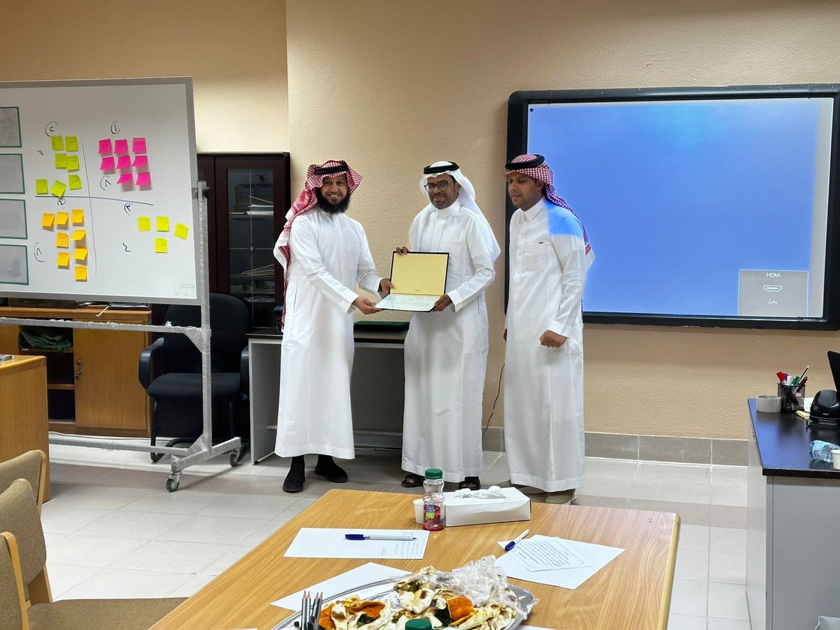 Fa5Ja5's tweet image. بالتعاون مع الفريق التنفيذي بقسم الاشراف التربوي تم تقديم ورقتين عمل بعنوان تجارب إبداعية في العلوم  ودمج التقنية في التعليم في "ملتقى تحسين" الذي يهدف إلى تحسين نواتج التعلم  للمنافسة في الاختبارات الوطنية نافس والتي أقيمت في متوسط الامام البيهقي لتحفيظ القرآن الكريم