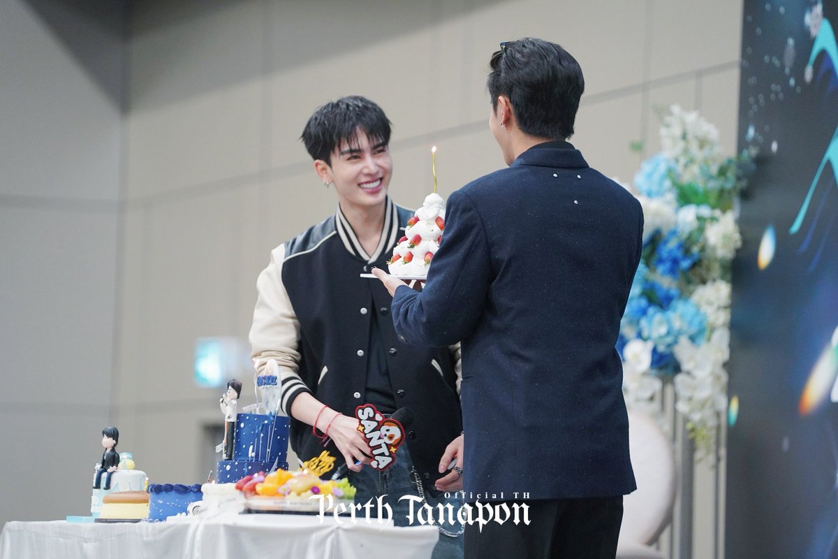 PerthOfficialTH's tweet photo. Happy birthday 🎂 แซนตี้ของพี่เพิร์ธ 

FREEZING 22ND SANTA

#Santa22Degrees 
#PerthTanapon #Santapp 
#PerthSanta #เพิร์ธแซนต้า https://t.co/VwL27OROB5
