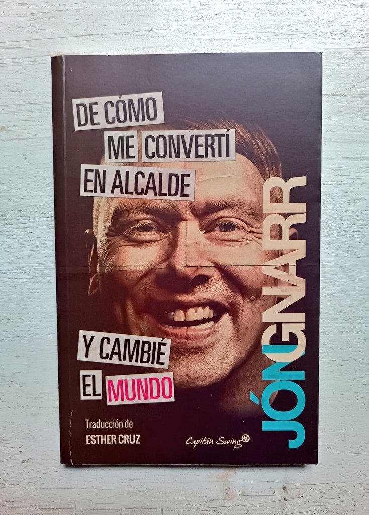 Capitan_Swing's tweet image. En 2010, en plena crisis financiera mundial, el humorista más famoso de Islandia se presentó a la alcaldía de la capital con una campaña muy de jajas y el compromiso de no cumplir las promesas electorales si ganaba.

Si Nueva York tiene hoy un alcalde socialista, Reikiavik tuvo…