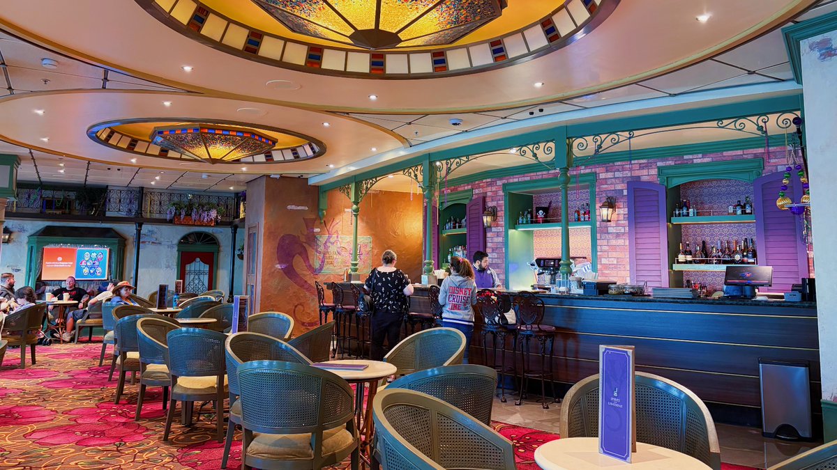 omochimotii's tweet image. ⚜️French Quarter Lounge ⚜️ #DCL
プリンセスと魔法のキスをテーマにしたニューオーリンズのラウンジ🐸

お店をよーくみると、ファシリエさんの店「ヴードゥーの館」がちゃんとある😭🫶🏻︎💕︎
(映画でもフレンチクオーターにお店あったもんね！！！！)