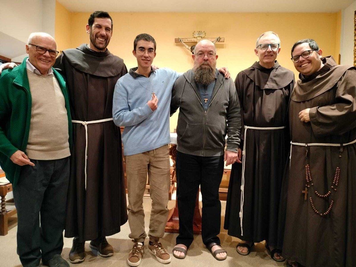 En el contexto de los cumpleaños de los hermanos Ramiro Vega y Javier Gómez hemos dado gracias a Dios por sus vidas en la celebración de la eucaristía. 

Hemos realizado un sencillo acto de iniciación del postulantado de Francisco Catalá y Unay Pérez.
goo.su/VqRC