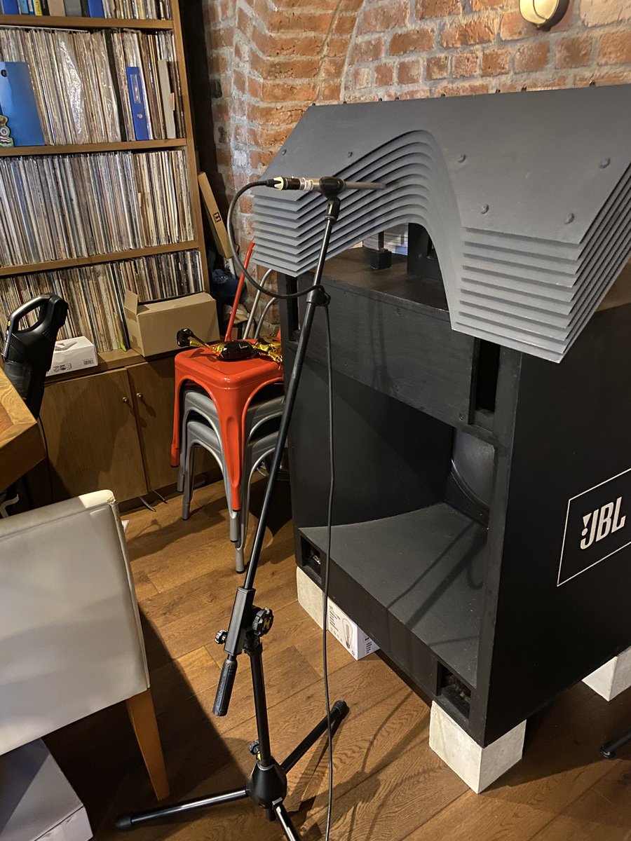 スピーカーの周波数特性を測定しています。ウーファー&amp;ドライバー&amp;ツイーターx２の計ユニット６個分。個々の個体の不具合とドライバーJBL2441とツイーターJBL2405の相性の悪さを見せつけてられてしまいました。グラフに科学的な測定結果として出てくるのでなんともグーの音も出ませんね。ただしこのシ