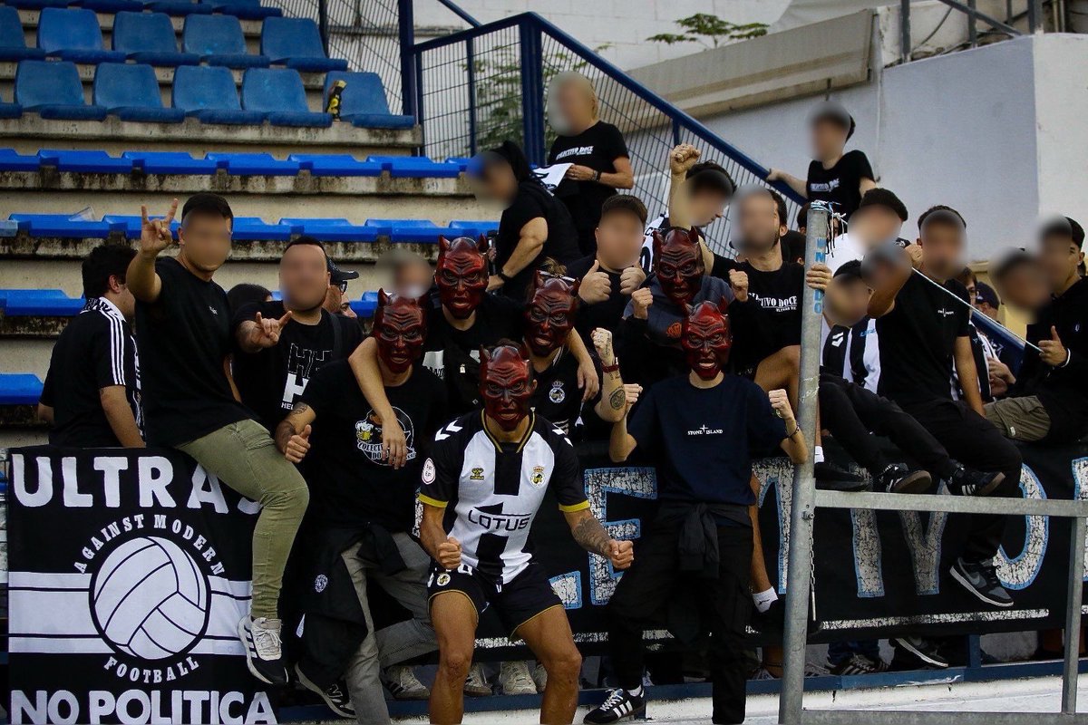 A pesar de las dificultades que nos pusieron para poder desplazarnos,  finalmente el grupo pudo estar presente en tierras sevillanas.
Animamos, dimos espectáculo y presenciamos la victoria de la Recia, con tres goles del "demonio Juaniyo". 

U.D. Tomares - Balona
02/11/2025