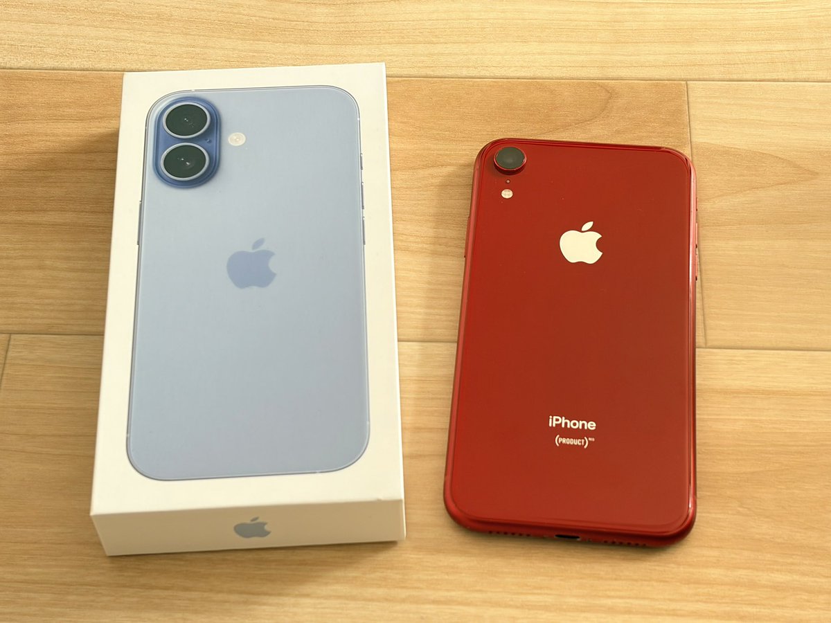 more_chance's tweet image. 6年半使用していたiPhoneXRからiPhone17に機種変更しました。次の（PRODUCT)REDが発売されるまでと思ってたけど、先にXRの寿命が来てしまいました。17は唯一、在庫があったミストブルーだけどキレイな色です。
#iPhonexr #iPhone17