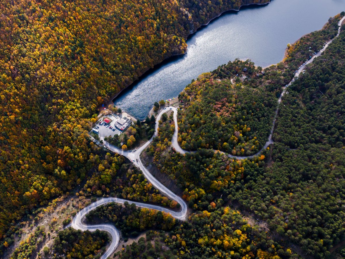 Amasya'nın Taşova ilçesinde bulunan Boraboy Gölü, sonbahar renklerine büründü.