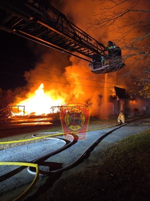 ctfirephoto's tweet photo. Happening now.  CFPA member Rob Ladd @NlcFire is on the scene of a fully involved, private dwelling fire in Bozrah, CT. https://t.co/ffyKhpsK9X