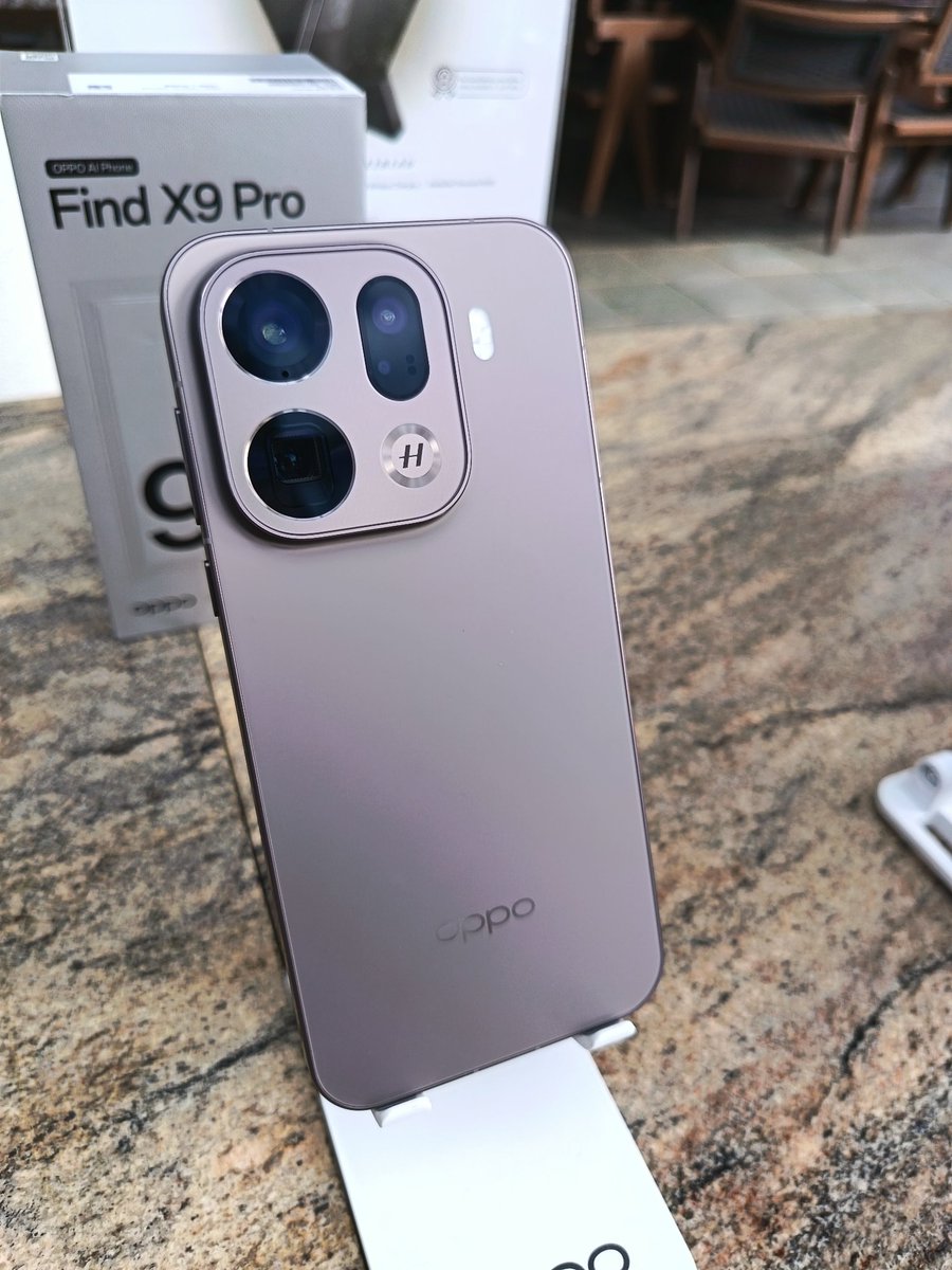TechSmartZA's tweet image. If all goes well you will find Oppo&apos;s flagship in stores on Friday. The Find X9 Pro is the first time the Find will be available locally. Landing for R29 999.