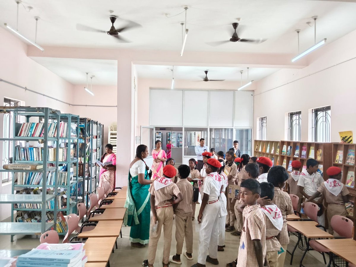 PeriyarVarsity's tweet image. 📚 Library Visit Programme 🌿
DoMS, Periyar University, organized a Library Visit under the Village Adoption Scheme for Kottagoundampatti High School students, inspiring reading and learning habits. 🌟
#PeriyarUniversity #DoMS #VillageAdoptionScheme #LibraryVisit